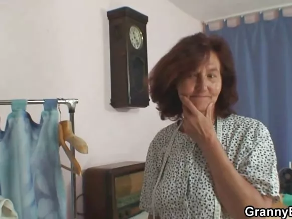 Lonely granny wakutora xxx wakukhwima mu Chisipanishi yekha na mbolo yake yakukhora.