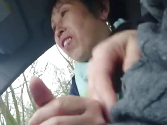 Chinese lady, ŵanakazi ŵachekuru ŵafipa ŵakugonana na ŵanyamata ŵalara ŵa kunyumba, kugwedezga mbolo yake mu galimoto.