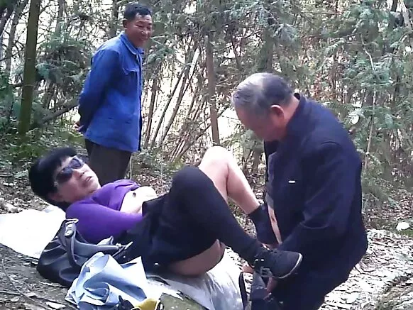 Anal wa ŵanalume ŵamagogo na ŵalara ŵafipa mu nkhalango yakale ya ku Asia.