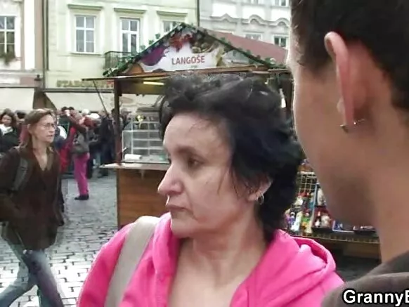 Old tourist granny kudumpha pa grandes na ŵanyamata kugonana pa dick yake.