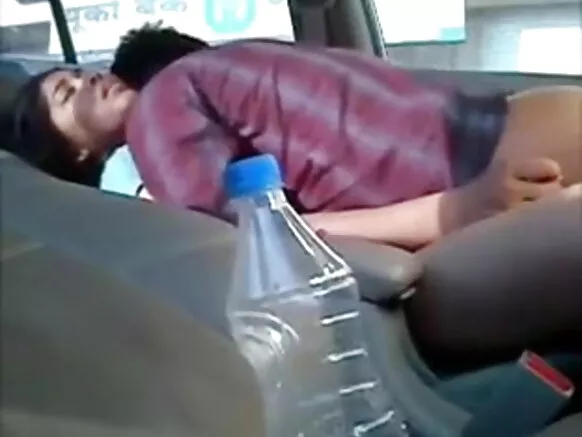 Voyeur wakugonana na galimoto yake mwakuti ŵanakazi wose ŵa nthembo ŵambura vyakuvwara ŵawone mbolo yifipa.