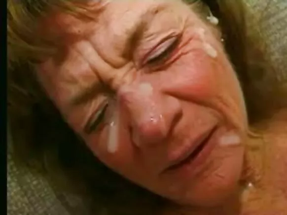 Wrinkled granny hot ladies xxx wakutemwa cum kufuma ku 4 makoko na vinandi.