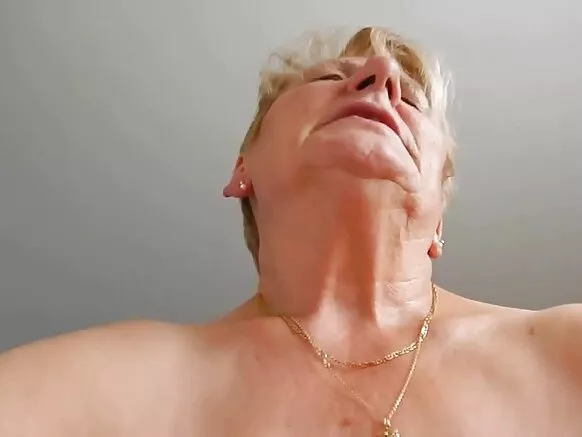 Granny wa kunyumba wakukwera mfumu wake ndipo wakuyezgayezga kuti waleke kulira kufuma ku dicks zakale.