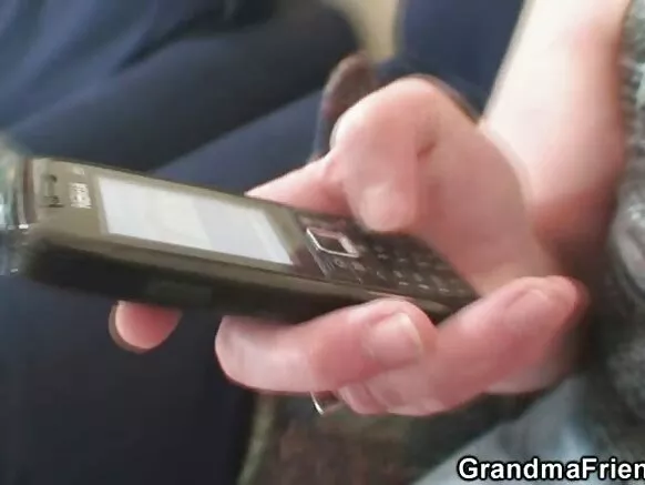 Dirty granny wakuseŵera na pussy yake ndipo pamanyuma wakutora mavidiyo ghaŵiri ghakukhwima gha xxx.
