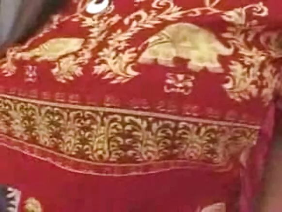 Mafilimu ghakuru ghatatu na mabere ghakukhwima ghambura kulipiliska.