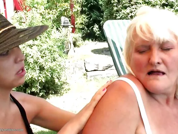 Busty granny anal wakugonana na mwanakazi wakukhwima ndiposo wakutowa na mbunda yikuru.