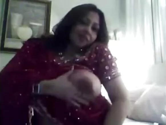 Msungwana wa ku India wakutentha wakulongora agogo ŵake ŵakuru ŵa ku Colombia kugonana na mabere na m’mimba.