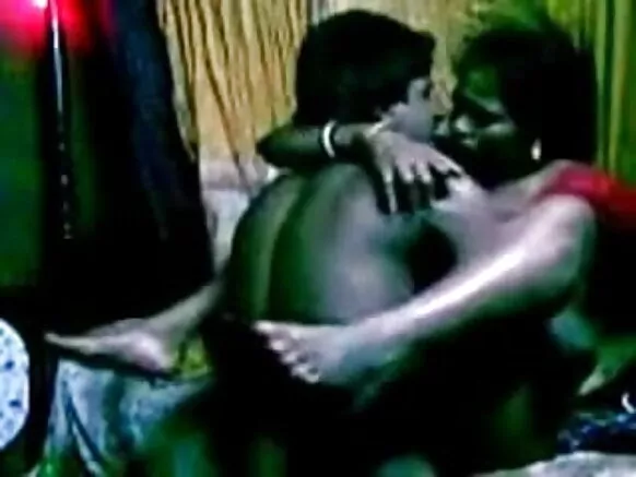 Vidiyo ya mteŵeti wa nyumba ya ku India ya ŵanakazi ŵambura vyakuvwara mu nyumba ya horney.
