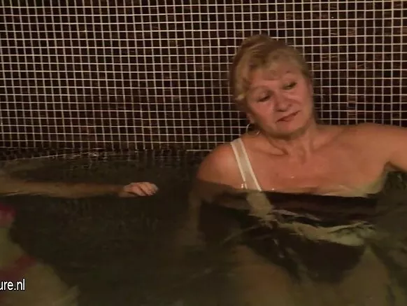 Ŵanakazi ŵakukhwima ŵakuyamwa mbolo mu shawa na sauna.