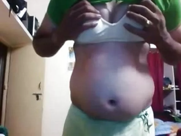 Busty wakukhwima hot Indian tranny kunyumba kujilongora yekha chomene pa kamera.