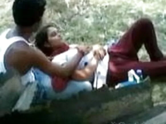 Msungwana wa ku India wakuzomerezga vidiyo ya granny fuck yaulere na mabere gha ku India kuti waseŵerenge na wakutemweka wake mu paki.