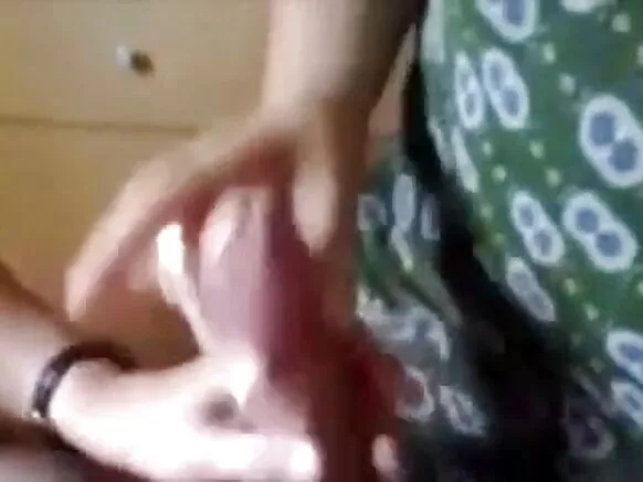 Mavidiyo ghawemi ghakukhwima, mwanakazi wa pa nyumba wa ku Delhi wakupeleka ku deva wake wakukhwima handjob yiwemi.