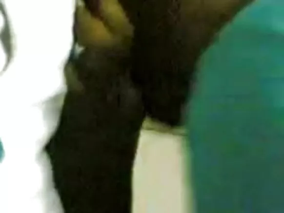 Msungwana wakuchema pa vidiyo xxx, kugonana kwa banja, amama, mwana, aunty wa ku India wakulongora mabere gha aunty, wakunozga kasitomala wake.