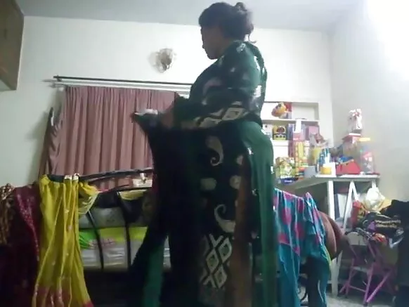 Aunty wakuwoneska ŵakutorana ŵakukhwima ŵakubisika pa kamera.