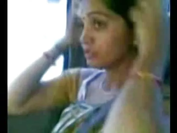 Ŵanakazi ŵachekuru ŵafipa ŵa ku India ŵakugonana na aunty mu galimoto, kulongora mabere.
