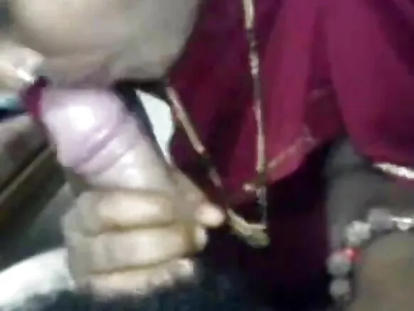 Vidiyo ya vithuzithuzi vyamuziro ya ku India na ŵanakazi ŵalara mu saris yakufipa.