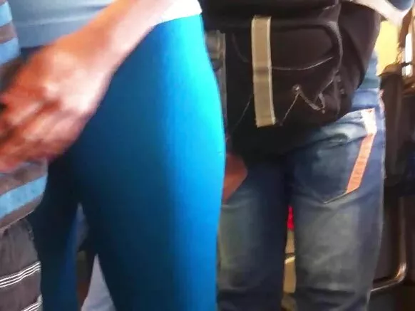 Mwanakazi wakusambazga chomene na ŵagogo ŵa nthembo mu lycra ya buluu.