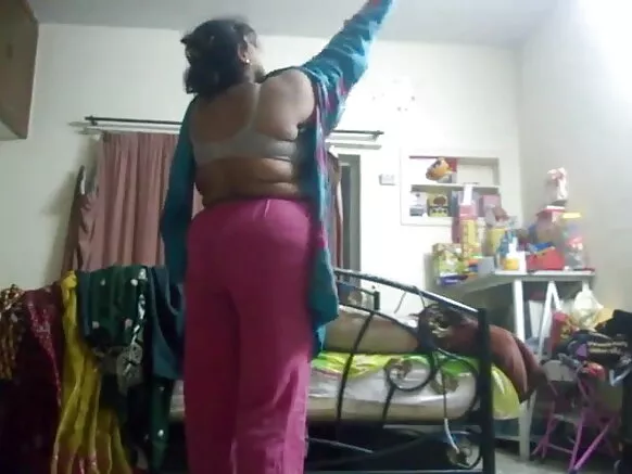 Aunt wakutentha wakajambura kugonana na ŵanakazi na ŵanyamata awo ŵakaŵa na mafuta ghakubisika.