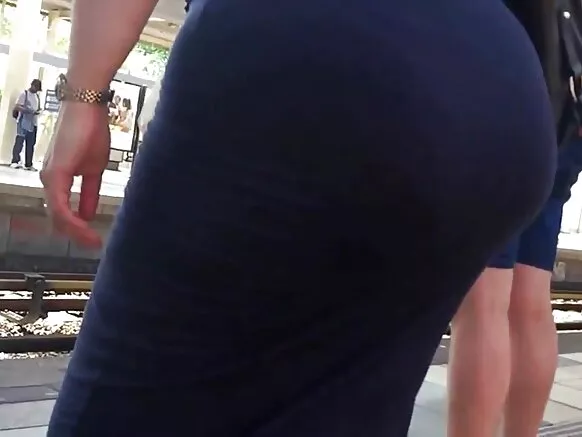 Kukazenga pa Kukhwima na Mbunda Yikuru Yakuzungulira - Busty Orgasmic PAWG MILF - Mbunda Voyeur.