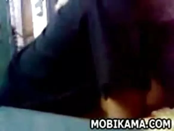 Muwoli wa panyumba wa ŵanakazi ŵachekuru ŵasambazi ŵa busty mu nyumba ya Indian.