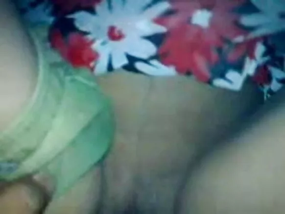 Hot desi maid wakuwonelera vidiyo ya ŵanakazi ŵachekuru ŵakugonana na mabowo ghose ghaŵiri na kugonana chomene na kulira.