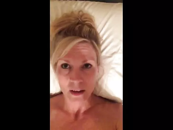 Sexy hot MILF wakulemba yekha cumming apo wakuyowoya za mavidiyo ghakufipirwa ghakupangika kunyumba gha ŵanakazi ŵakukhwima ŵakugonana.
