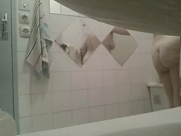 Kukhwima mu chipinda chakukhwima, ŵanakazi ŵambura vyakuvwara.