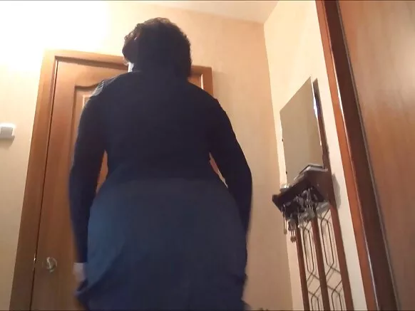 Mbuzi yane pasi pa amama na mwana wake siketi xxx kulongora kwa amama.