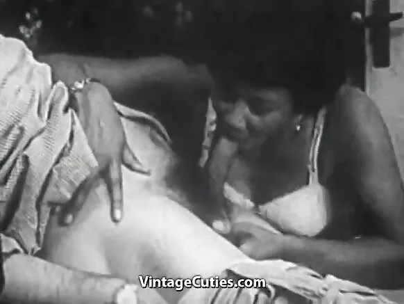 Mwanakazi wakufikapo, wakukhwima wakutentha mu vyakuvwara vyakukondweska vya blowjob, vyakale vya m’ma 1950.