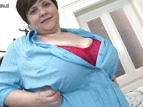 Mama ghakukhwima ghakuru na mabere ghakuwonda ghakukhwima ghakuseŵera.
