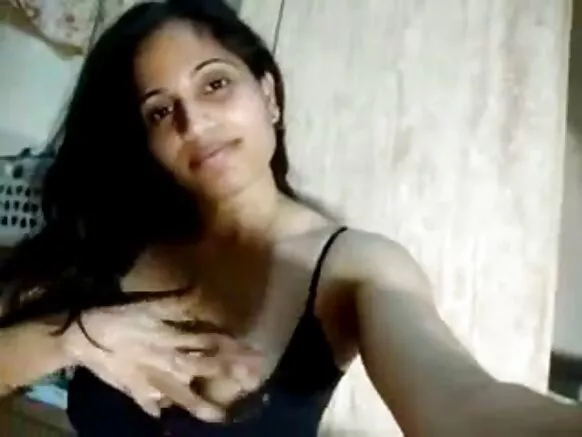 Milf wa ku India wakuseŵera msungwana wa ku Sweden.