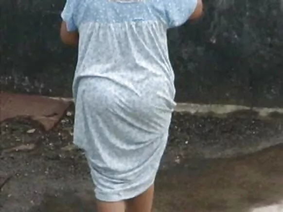 Kuwonelera ŵanakazi ŵakutowa ŵakugonana na aunty wa ku India - mbunda yikuru yakupindika pa mbunda - mbunda ya voyeur.