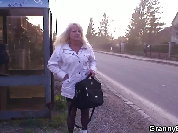 Blonde granny wakwera mwanakazi muchekuru wakusunkhunya ŵawukirano, ŵalara na ŵawukirano.