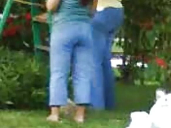 Latina wa vyaka 39 wakuvwara na agogo ŵakukhwima na mbunda yikuru.