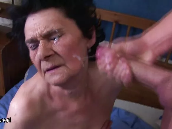Amateur granny wakutemwa chomene kukoma kwakale kwa ŵachinyamata.