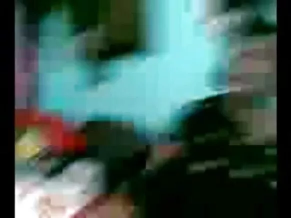 Mnyamata wa ku India wakuyezgayezga kusangalala na wakutemweka wake mwa kuwonelera mavidiyo ghambura kulipiliska gha agogo ŵakugonana na secret aunty na mabere ghakuru.