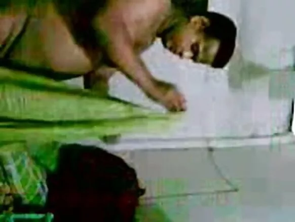Aunty weneco wa ku India mu saree yakupangika kunyumba wakugonana na mfumu wake.